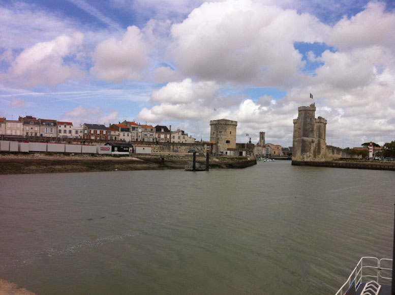 Entre dans le vieux port de La Rochelle