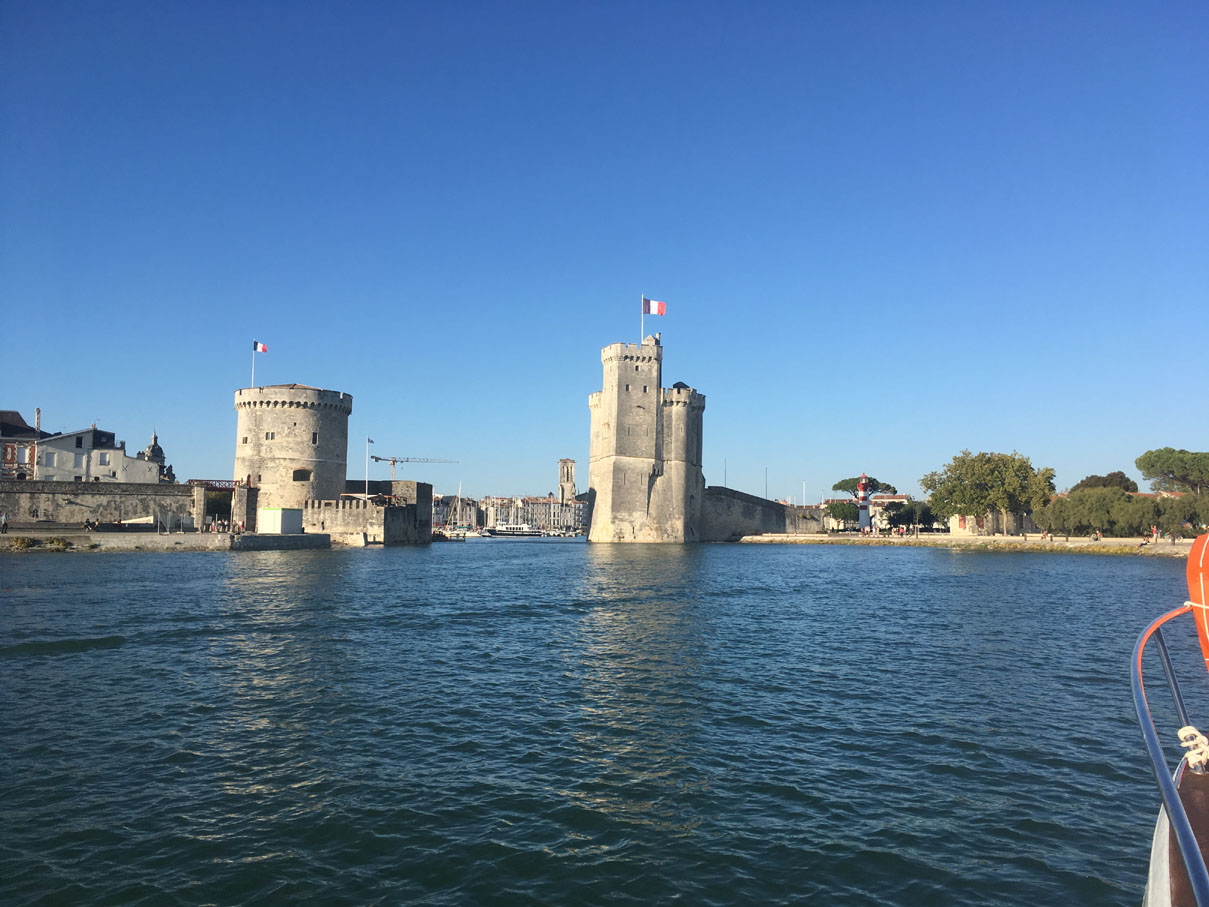Passage voilier entre les tours