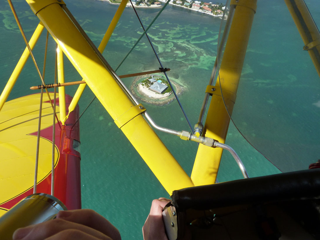 Keys biplan au dessus des iles